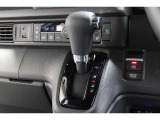 インパネシフトだから視線の移動も少なく足元もスッキリ♪運転席もゆったりしているのでゆとりを持ってドライブできますね!