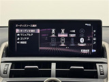 【10.3インチナビ】標準装備の10.3インチナビ。存在感のある大画面はインパクトも大!ナビ利用時のマップ表示は見やすく、テレビやDVDは臨場感がアップ!AppleCarPlayにも対応。