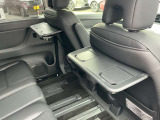 運転席、助手席後ろにはセカンドシート用テーブル&ドリンクフォルダーを装備しております♪