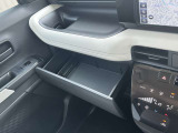 インスト助手席スライドボックス。ティッシュボックスなどの収納が出来ます!MAX3キロまでのものが収納可能です。