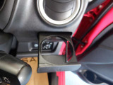 ほっと一息のドリンクをキープするドリンクホルダーです。携帯電話入れても良し。ただし走行中の携帯電話の使用は禁止されていますのでご注意を!