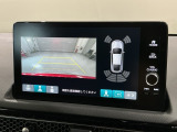 リバースギアに入れるだけで後方の表示へ切り替わります。夜間や雨の日の駐車も楽になりますよ。