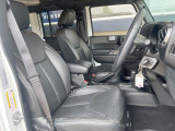 ●前席:ゆったりとしたドライバースペースで、長時間の運転でも快適にお過ごしいただけます。