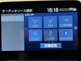 純正ナビが装着されており、CD・DVD再生・フルセグTVを見ることができるので快適にドライブを楽しめます。