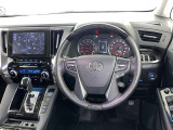 運転席まわりです。 各操作スイッチは使いやすい位置に配置されてます。