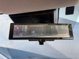 スマート・ルームミラー:車両後方のカメラ映像をミラー面に映し出すので、車内の状況や、天候などに影響されずいつでもクリアな後方視界が得られます。