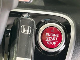 【Hondaスマートキー】カバンやポケットに入れたままでもドアの施錠・解錠が可能なスマートキーを装備。エンジンのオン・オフ時もカギを取り出す必要が無いからとっても便利です♪
