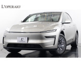 オプションカラーのコズミックシルバーとモデルYLの組み合わせは内装と相まってとても近未来感漂う一台でございます。
