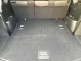 ラゲージルーム!後ろのシートは片方ずつ倒せます。乗る人や積む荷物に応じてアレンジが可能ですので多彩に使えてとても便利です。