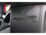 ヘッドレストの後ろには「TYPE R」のロゴが刻まれています!