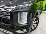 【LEDヘッドライト】悪天候や夜間走行時も良好な視界を確保し安心して運転できる高輝度LEDヘッドライトを装備!点灯速度が早く、消費電力も抑えられています。
