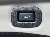 【パワーバックドア】スマートキーや運転席のボタンを押すだけでリアゲートが自動で開閉します!荷物を持っている時や、高い位置にあるバックドアを閉める際に便利な機能です♪