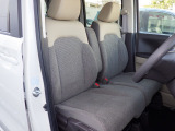 フロントは助手席と繋がったベンチシートで、運転席は高さが調整できるハイトアジャスター付きです。また、ハンドルも高さの調整が出来るチルトステアリングです
