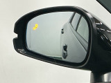ブラインドスポットインフォメーションは走行中、斜め後ろに車両を感知すると、ドアミラー上のマークを点灯してお知らせします