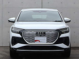 ●一目でAudiとわかる特徴的なシングルフレームグリル・LEDランプ。精悍なフロントマスクからAudiのスマートで上品なブランドを連想させてくれます。女性にも大変ご好評頂いております。