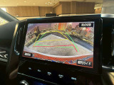【バックカメラ】運転席から画面上で安全確認ができます。駐車が苦手な方にもオススメな便利機能です。