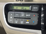 【オートエアコン】一度お好みの温度に設定すれば、車内の温度を検知し風量や温度を自動で調整。暑い&hellip;寒い&hellip;と何度もスイッチ操作をする必要はありません。快適な車内空間には必須の機能ですね♪