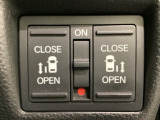 リアドアは乗り降りに便利な両側電動スライドドアです。また運転席に座っていながらスイッチ操作で自在にスライドドアを開け閉めできます。