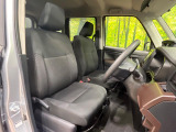 運転席まわりには十分なスペースがあり、大柄な方でもゆったり運転していただける環境です。