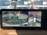 アラウンドビューモニターは4方のカメラで真上から車を見たようにモニターで確認ができる日産の自慢の装備です。是非実際の車で体感してみてください。