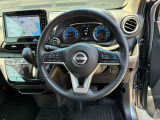 ハンドルには各種スイッチがありますが、運転中でも操作がしやすくなっております。