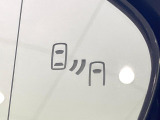 【ブラインドスポットモニター】走行中、ドアミラーの死角になりやすい箇所に後続車が接近するとサイドミラーのレンズに警告を表示!ドライバーに注意喚起をしてくれます。