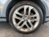 21インチホイール装備!力強さと重厚感を感じさせる太めのスポーク、車体全体のバランスを考慮した洗練されたデザイン性でレンジローバーイヴォークのの魅力を際立たせます!