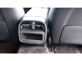運転席・助手席で独立して温度設定が可能。室温や外気温の変化に応じて、設定に合わせた温度と風量を自動的に調整します。