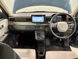 使いやすいレイアウトのダッシュボード周辺です。オートエアコンや小物入れなど嬉しい装備が満載です。