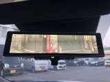 スマートルームミラー 後席に人が乗ってるときルームミラーが見えにくかったり、雨の日や夜間など後方確認がしにくいときにカメラオンで後方視界すっきり。 オフにすれば通常のミラーとしても使えます。