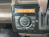 【オートエアコン】一度お好みの温度に設定すれば、車内の温度を検知し風量や温度を自動で調整。暑い&hellip;寒い&hellip;と何度もスイッチ操作をする必要はありません。快適な車内空間には必須の機能ですね♪