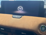 【12.3インチマツダコネクト】車内の雰囲気にマッチした大型ディスプレイ。スマホ接続でのナビ使用やBluetooth再生等、様々な機能が楽しめます。直感的なダイヤル操作が可能で、使い勝手も良好です。