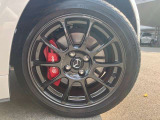195/50R16のレイズ社製アルミホイール。シンプルなデザインもさる事ながら、鍛造による重量軽減と立体感を与えられた贅沢なアルミホイールです!
