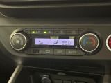 【オートエアコン】一度お好みの温度に設定すれば、車内の温度を検知し風量や温度を自動で調整。暑い&hellip;寒い&hellip;と何度もスイッチ操作をする必要はありません。快適な車内空間には必須の機能ですね♪