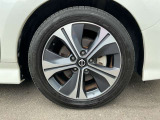 日産純正アルミホイール。タイヤサイズは215/50R17です。
