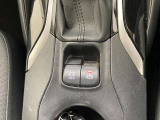 指先でパーキングブレーキの操作ができます。ブレーキホールドもついているので停止中に、ブレーキペダルから足を離しても停止状態を維持し続けてくれます。信号待ちなどの際に非常に便利です。
