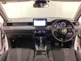 車内は光触媒抗菌消臭施工済です。スタイリッシュなデザインでスポーティなインパネ周りを演出します。グローブボックスやカップホルダーのほかにトレーなどたくさんの収納スペースが付いています。
