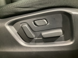 運転席にはパワーシートを装備!シート位置を記憶するメモリー機能付きなのでご夫婦で2名分セットすると便利です♪