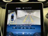 【全方位型モニター】クルマを上空から見下ろしているかのように、直感的に周囲の状況を把握できる全方位型モニター。狭い場所での駐車でも周囲が映像で確認できます。