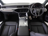 Audiのインテリアはエクステリア同様、優れたデザイン性とクオリティ、そして機能性を兼ね備えております。