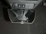 足元にも収納スペースがあります。