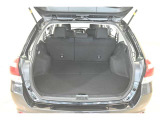 後席シートは分割可倒式です。乗せる荷物や乗車人数に合わせて片側ずつ倒すことが出来ます。