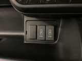 エアコン操作パネルの下に、スマートフォンなどの充電可能なUSB端子が2個ついています。移動中に充電もできるので便利です。