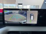 アラウンドビューモニターは4方のカメラで真上から車を見たようにモニターで確認ができる日産の自慢の装備です。是非実際の車で体感してみてください。