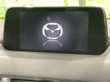 【マツダコネクト】車内の雰囲気にマッチした一体型タイプのディスプレイ。各種車輌設定やBluetooth再生等、様々な機能が楽しめます。専用SDカードで、ナビ機能も使用出来ます。