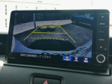 バック駐車が苦手な方や、初めてのお車で不安な方も安心。後方の映像をナビ画面に表示するため、周囲を確認しながらスムーズに駐車できます。