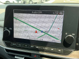 【日産メーカー純正のコネクト大画面ナビゲーション!】遠くへのお出かけする際の心強い味方です!自車位置の確認はもちろん、Bluetooth接続や機能も充実。大きな画面で各操作もしやすく安心です。