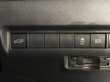 【パワーバックドア】スマートキーや運転席のボタンを押すだけでリアゲートが自動で開閉します!荷物を持っている時や、高い位置にあるバックドアを閉める際に便利な機能です♪