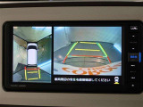 パノラミックビューモニター付きです。車両を上から見たような映像をモニター画面に表示。運転席からの目視では見にくい、車両周辺の状況をリアルタイムでしっかり確認できます。