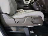【ハイトアジャスター】レバーの上下操作だけで、座面を運転しやすい高さへ簡単に調節できます。